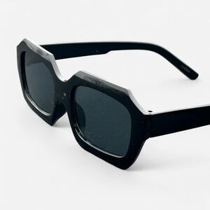 Black square sunglasses